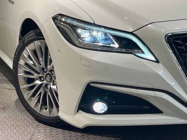 CROWN sedan hybrid