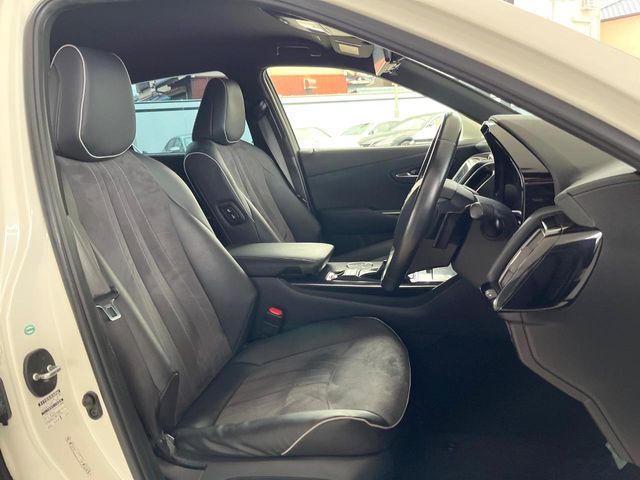 CROWN sedan hybrid