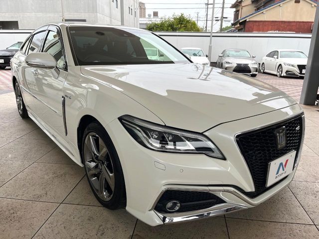 CROWN sedan hybrid