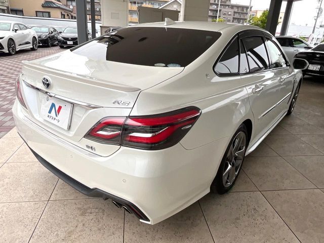 CROWN sedan hybrid
