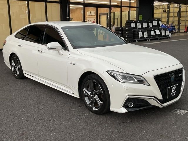 CROWN sedan hybrid