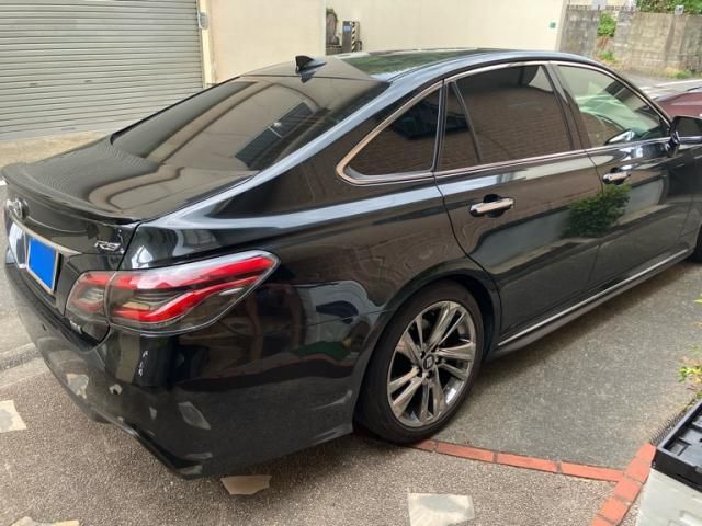 CROWN sedan hybrid