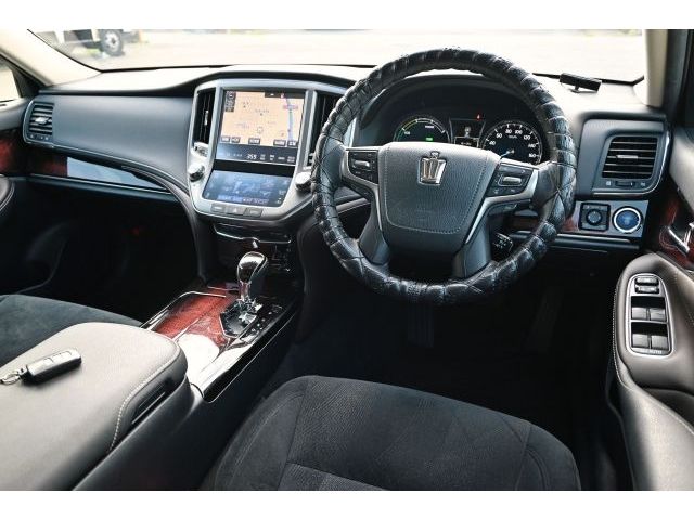CROWN sedan hybrid