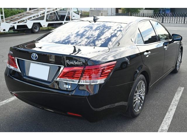 CROWN sedan hybrid