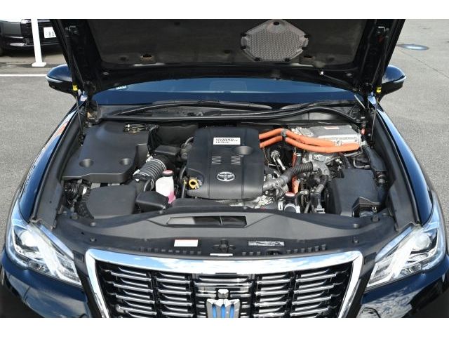 CROWN sedan hybrid
