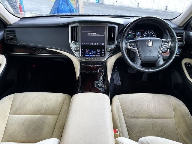 CROWN sedan hybrid