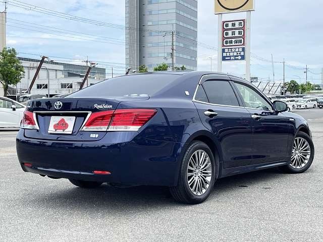 CROWN sedan hybrid