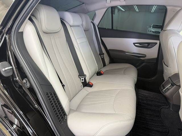 CROWN sedan hybrid