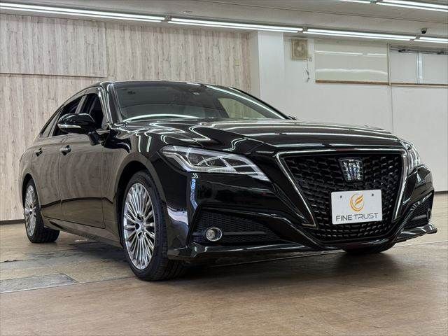 CROWN sedan hybrid