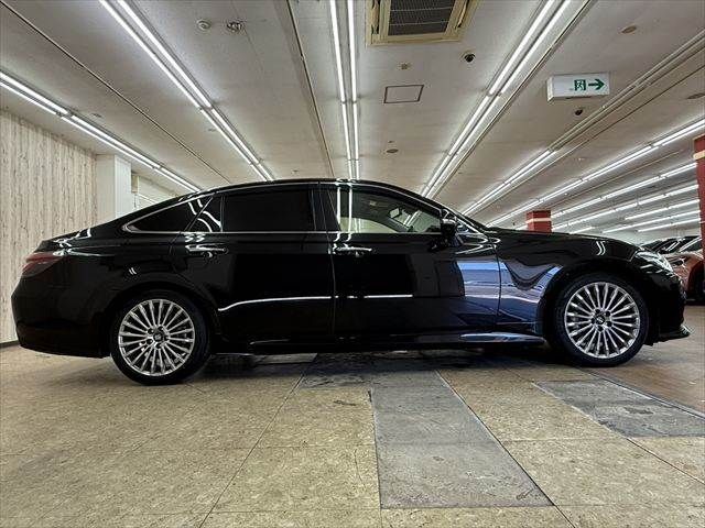 CROWN sedan hybrid