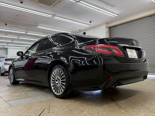 CROWN sedan hybrid