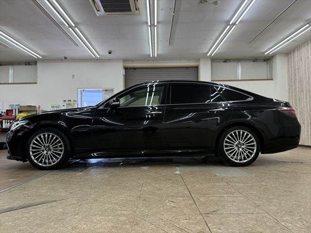CROWN sedan hybrid