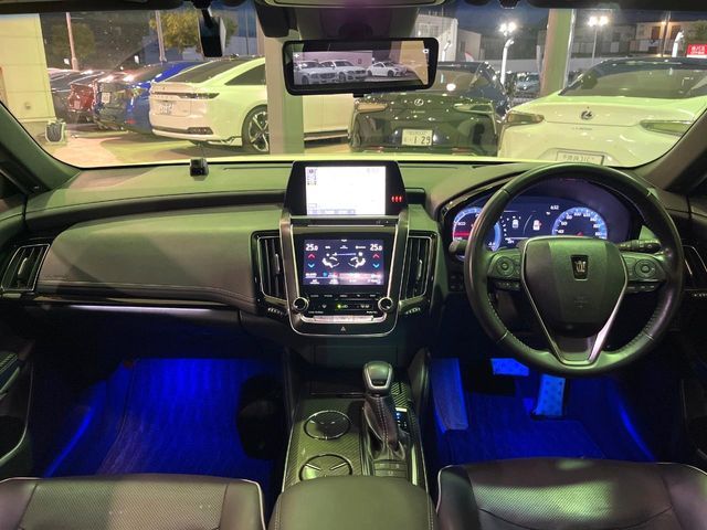 CROWN sedan hybrid