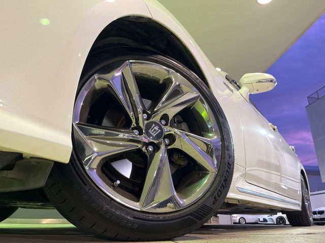CROWN sedan hybrid