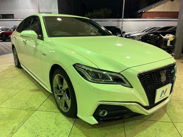 CROWN sedan hybrid