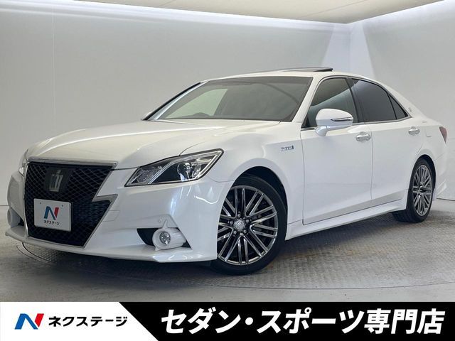 CROWN sedan hybrid