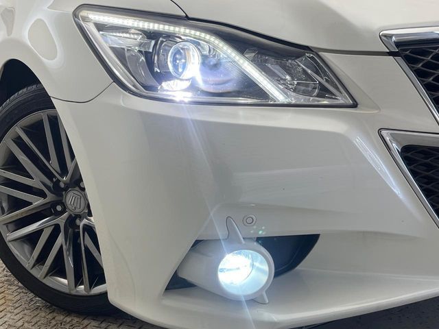 CROWN sedan hybrid