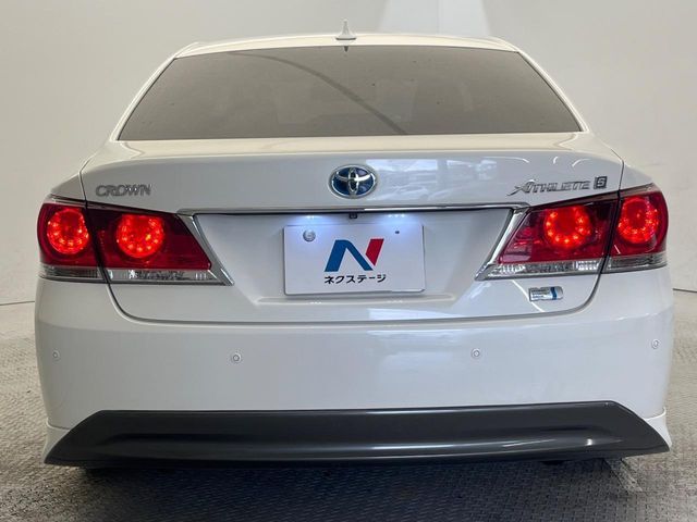 CROWN sedan hybrid