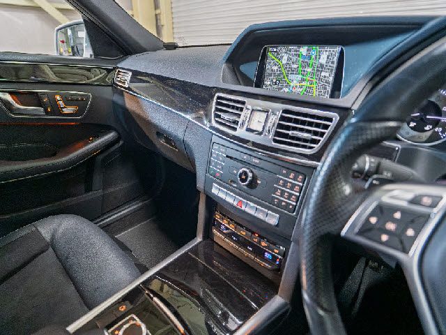 MERCEDES BENZ E class sedan