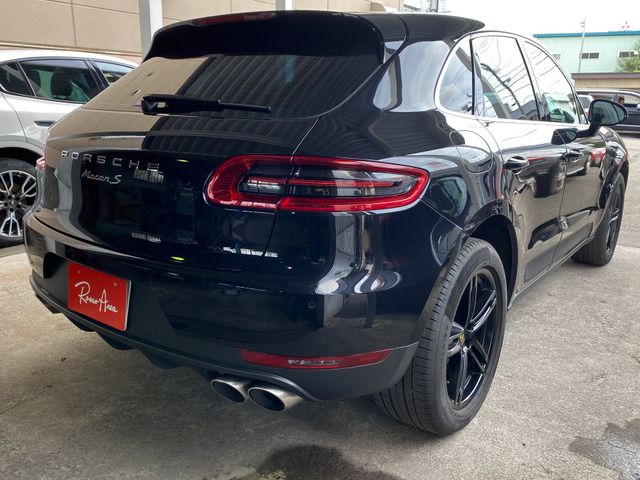 PORSCHE Macan