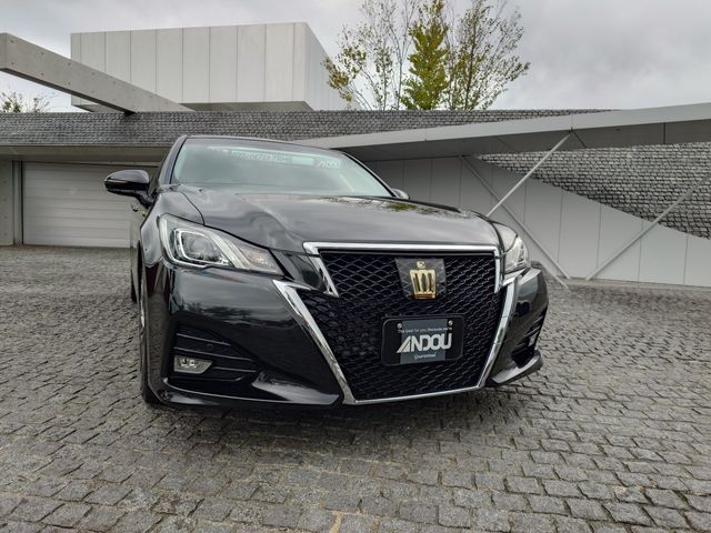 CROWN sedan hybrid