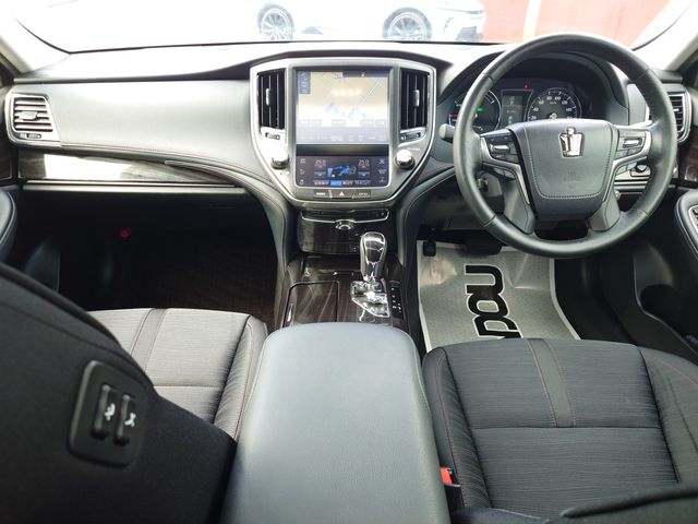 CROWN sedan hybrid