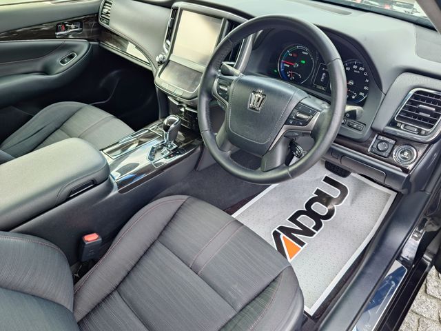 CROWN sedan hybrid