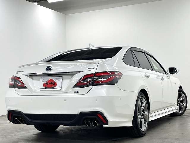 CROWN sedan hybrid