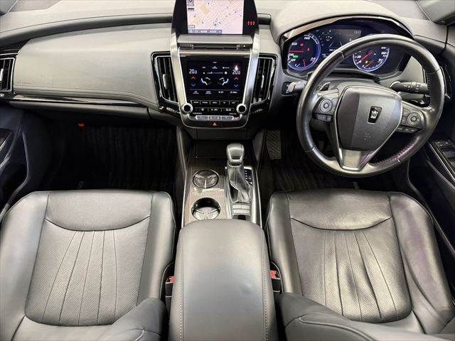 CROWN sedan hybrid