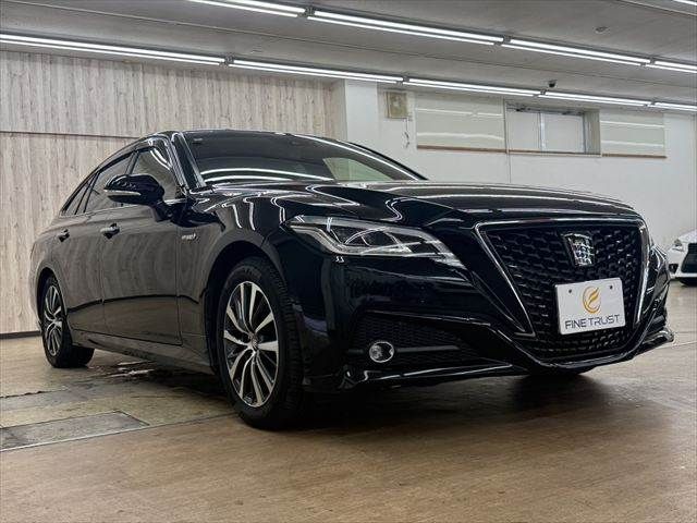 CROWN sedan hybrid