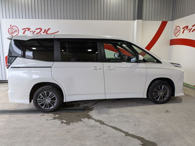 VOXY HYBRID 4WD