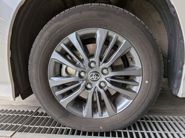 VOXY HYBRID 4WD