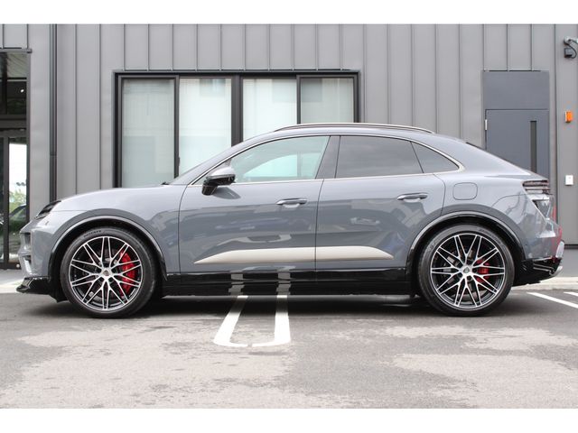 PORSCHE Macan Electric