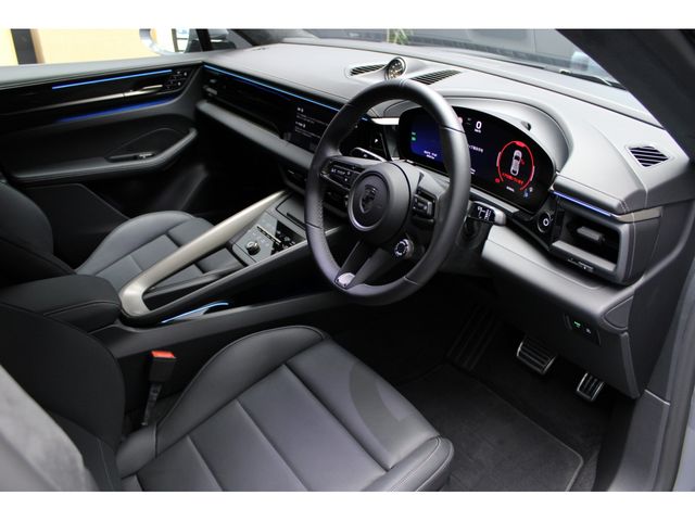 PORSCHE Macan Electric