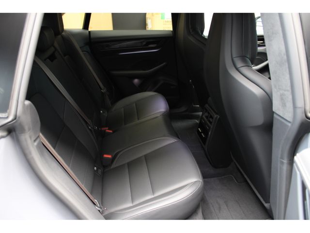 PORSCHE Macan Electric