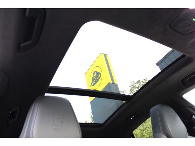 PORSCHE Macan Electric