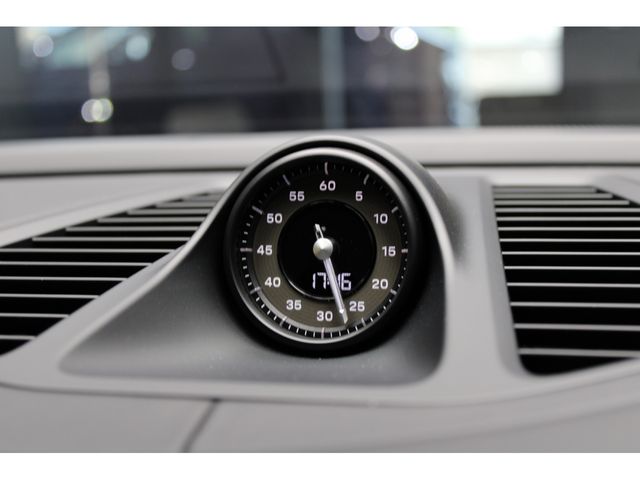 PORSCHE Macan Electric
