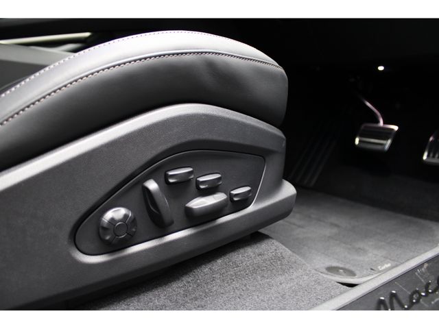 PORSCHE Macan Electric