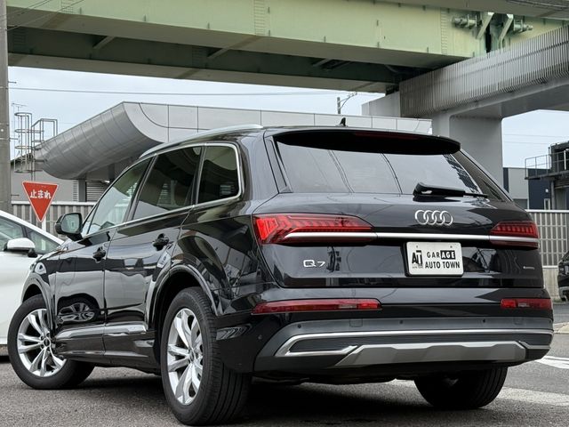 AUDI  Q7