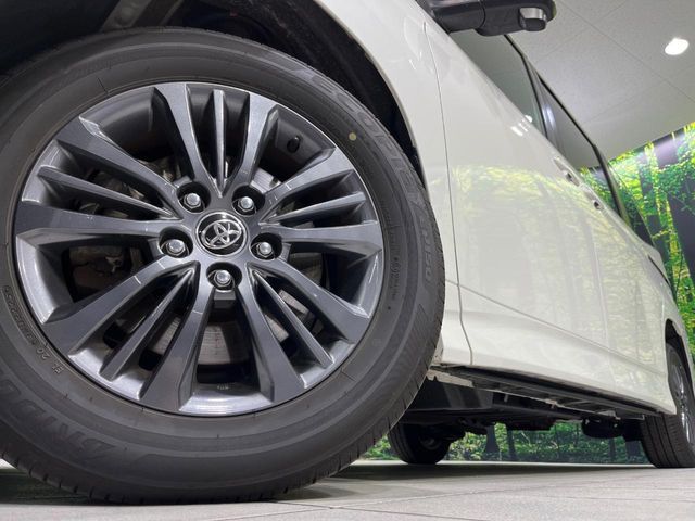 VOXY HYBRID 4WD