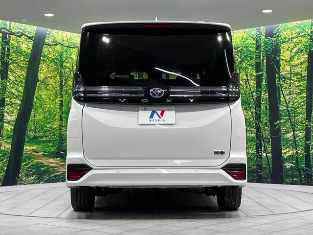 VOXY HYBRID 4WD