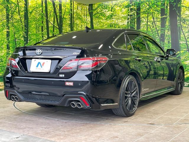 CROWN sedan hybrid