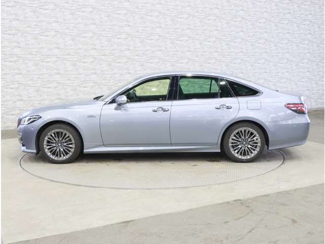 CROWN sedan hybrid