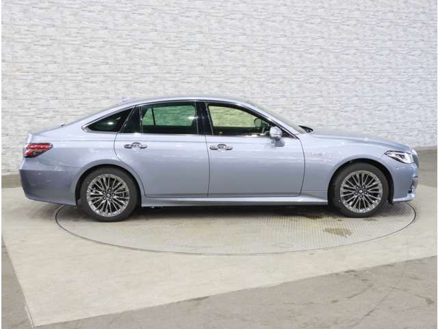 CROWN sedan hybrid