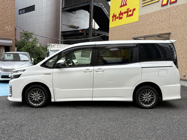 VOXY HYBRID