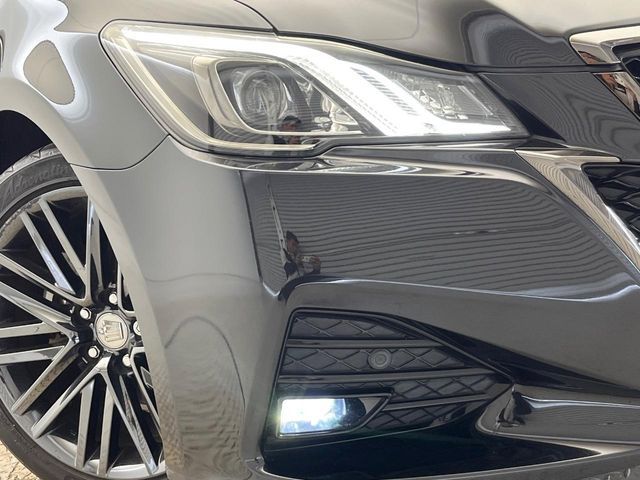 CROWN sedan hybrid
