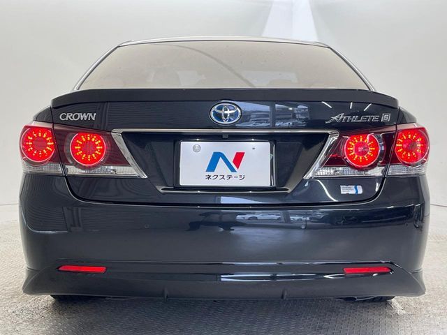 CROWN sedan hybrid