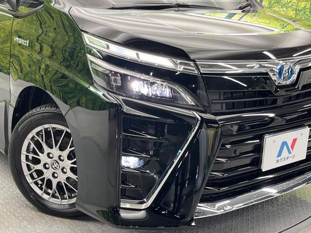 VOXY HYBRID