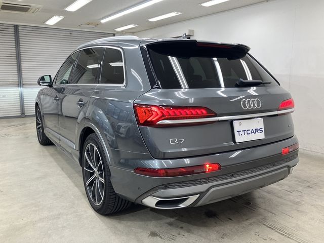 AUDI  Q7