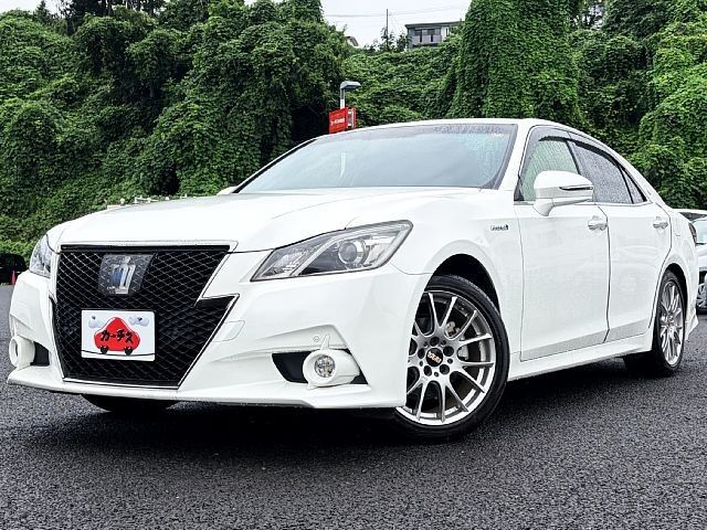 CROWN sedan hybrid